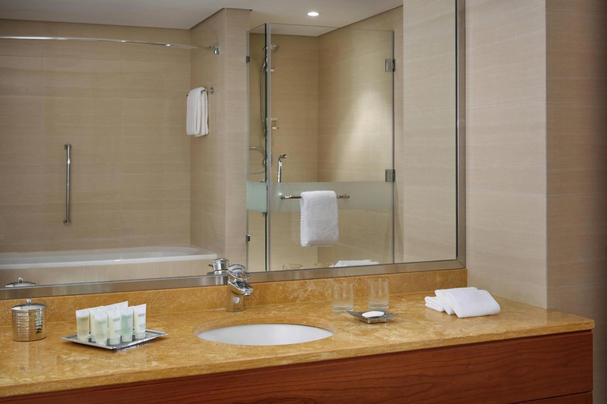 Courtyard By Marriott Kuwait City Exterior foto